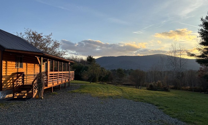 Hobart Cabina | Hillside View Cabin Retreat in Stamford, NY