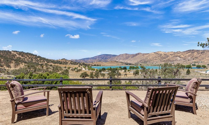 Tehachapi Casa | Hilltop 4BR Lake View Home with Jacuzzi, Pool Table, Wi-Fi
