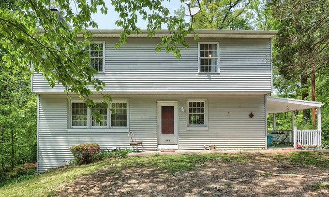 New Cumberland Casa | Hilltop - 5BR Vintage Retreat near Hershey Park