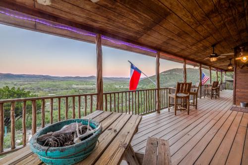 Concan Casa | Hilltop Concan Cabin with Garner State Park Views!