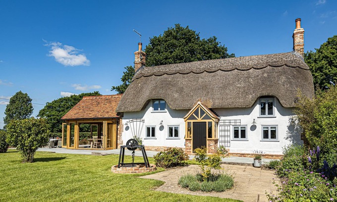 Wimborne Cabaña | Hilltop Cottage - a thatched cottage that sleeps up to 4 guests in 2 bedrooms