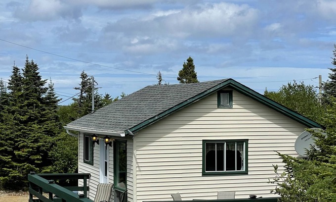 Cape Broyle Cabaña | Hilltop Cottage steps from East Coast Trail, fishing & whale watching