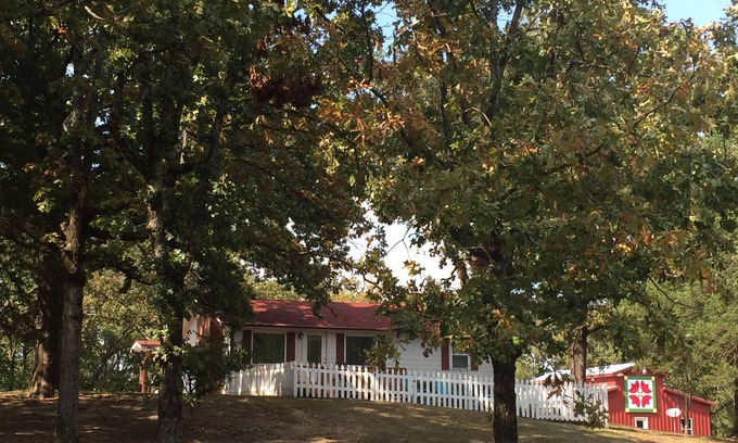 Mid America Casa | "Nuevo en VRBO" Quiet Country Cottage en 20 acres