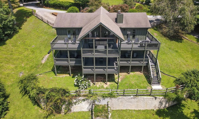 Sky Valley Casa | Hilltop Cottage with Hot Tub in Sky Valley, Ga