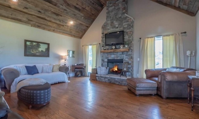 Columbia Otro | Hilltop Country Farmhouse