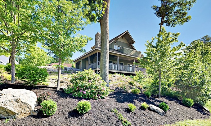 Edgecomb Cabaña | Hilltop Harbor Cottage w/ Views of the Bay & Wiscasset Village