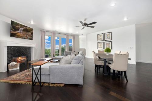 Fayetteville Casa | Hilltop Haven-5 Min to DT & UofA-Modern