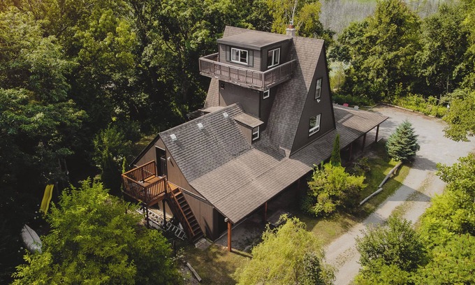 Port Franks Cabina | Hilltop Haven - Lake Huron Cottage!