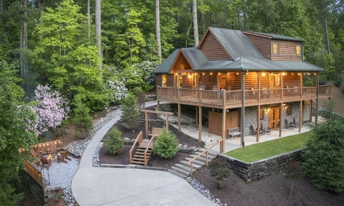Helen Casa | Hilltop Haven- Secluded Rustic Cabin with Hot Tub & Game Room