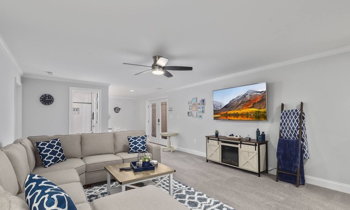 Lakeview Apartamento | Hilltop Haven1-King bed basement apartment w/ full kitchen w/ FAST Wi-Fi.