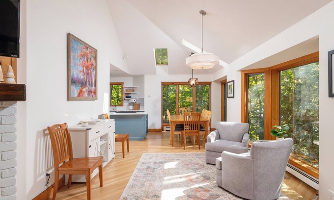 Grantham Casa | Hilltop Hideaway- Gorgeous Fall foliage, 4 bed, 3 ba; EV charger:
