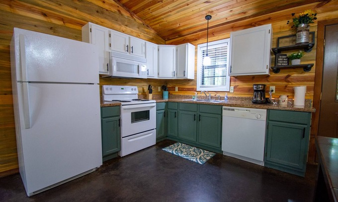 Board Camp Cabina | Hilltop Hideaway - Mtn Lodge - Ride to the Trails!