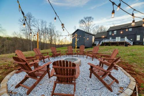 Roseland Casa | Hilltop Hideaway - Pool - Jacuzzi - Ping Pong - 12 guests - Fireplace - Mountain Views - Pets are allowed by request