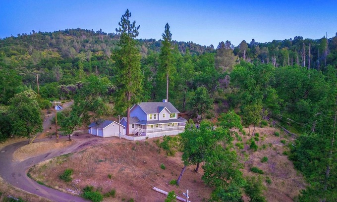Midpines Casa | Hilltop Hideaway-Stunning VIEW-ONLY25mi to Yosemite! Hot Tub, Pool Table, PS4&VR
