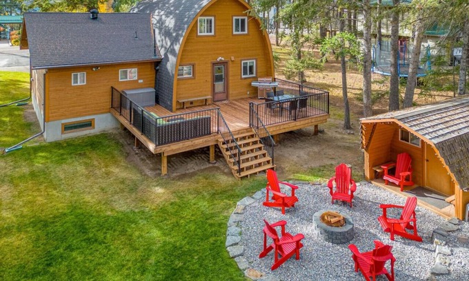 East Kootenay Cabina | Hilltop Hive | Backyard Oasis | Fireplace | Beach