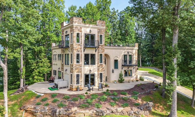 Lynn Casa | Hilltop Home w/Hot Tub & Views: Blue Ridge Mtn