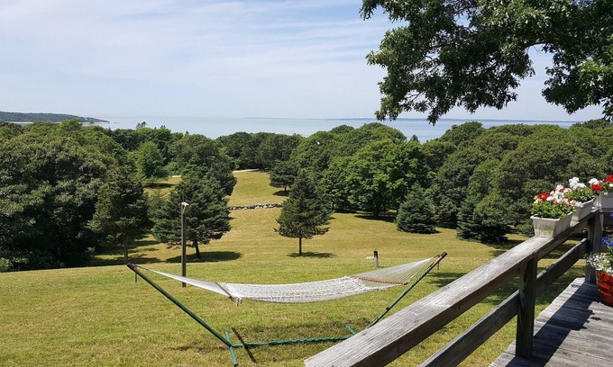 Vineyard Haven Casa | Hilltop House con vistas imponentes y puestas de sol impresionantes, playa privada