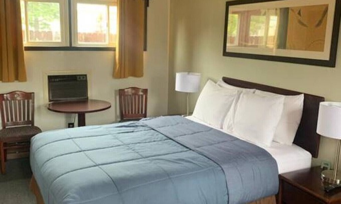 International Falls Cabina | Hilltop Lodge Standard Queen - Room 104