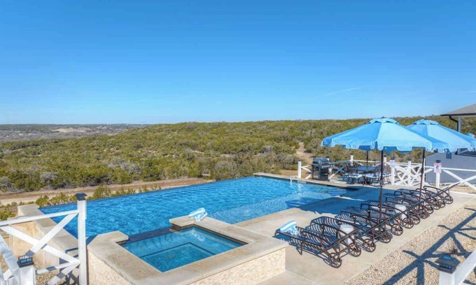 Fredericksburg Casa | Hilltop Lux Haus With Infinitypool-hottub-pooltable