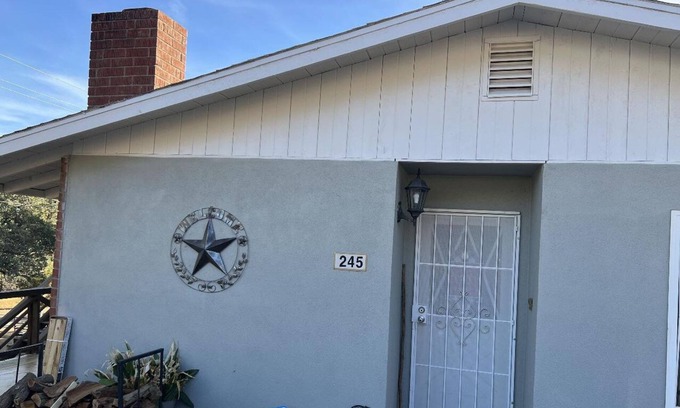 Wofford Heights Casa | Hilltop O & A minutes to Alta Sierra and to Kernville. Remodeled Mountain home!
