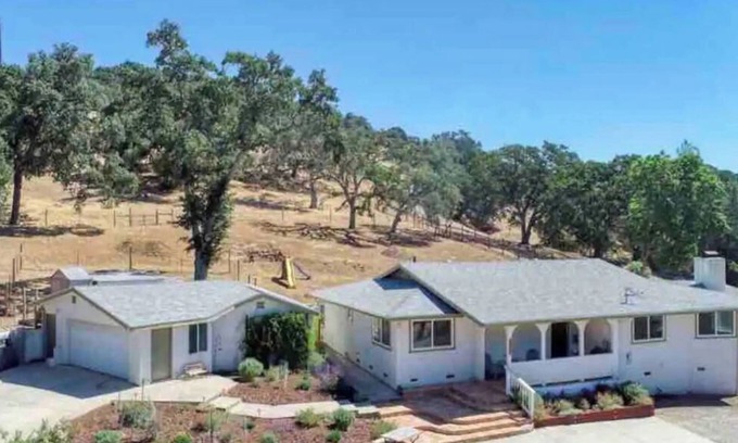 Atascadero Casa | Hilltop Oasis w/4 Roomy Bedrooms & Striking Views
