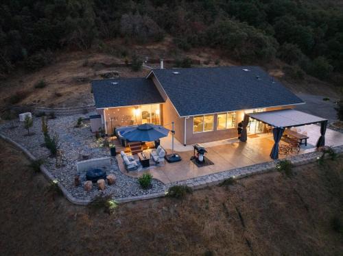 Oakhurst Casa | Hilltop Paradise with stunning views/hot tub/firepit/dog friendly