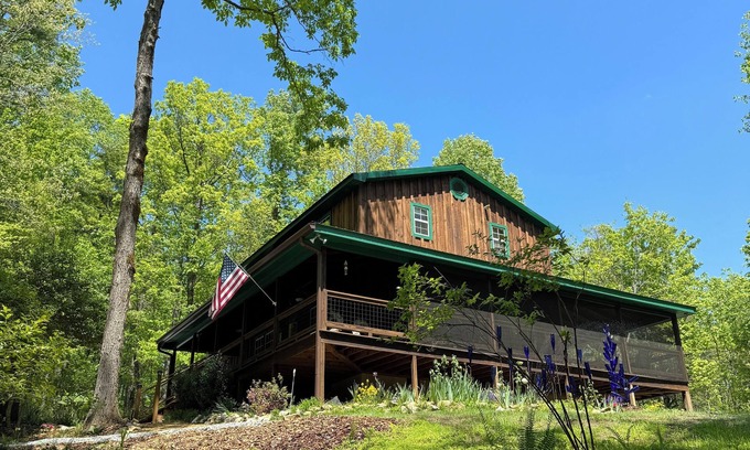 Ellijay Cabina | Hilltop Retreat-adjoining Lake home sleeps 8, hot tub and peaceful wilderness