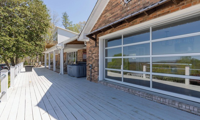 Smithville Casa | Hilltop Retreat THE BEST VIEW- pool table and game room , hot tub, free weights