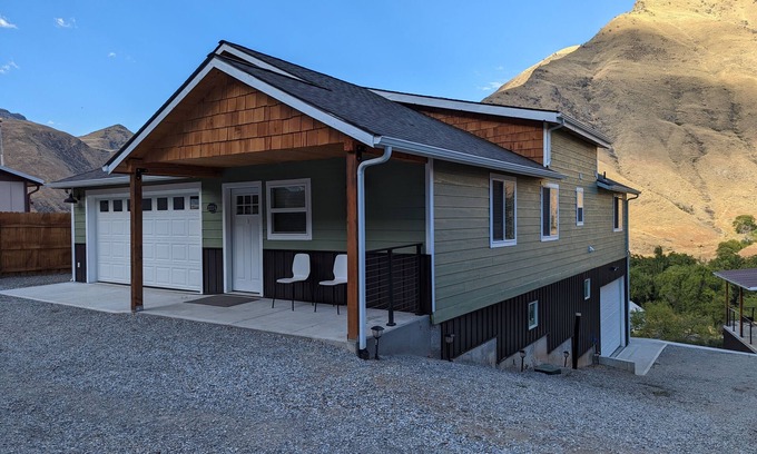 Riggins Casa | Hilltop River View within walking distance to town