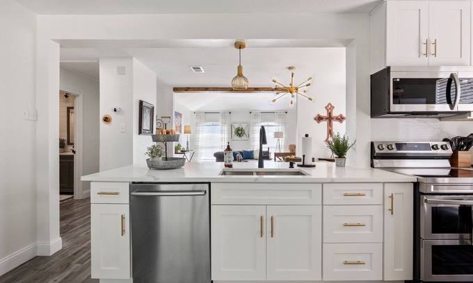 Euless Casa | Hilltop Texan- Texas Farmhouse Cottage in the heart of DFW