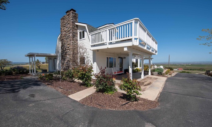 Paso Robles Casa | Hilltop Vineyard Home w/360 Views, Pool & Fire Pit!
