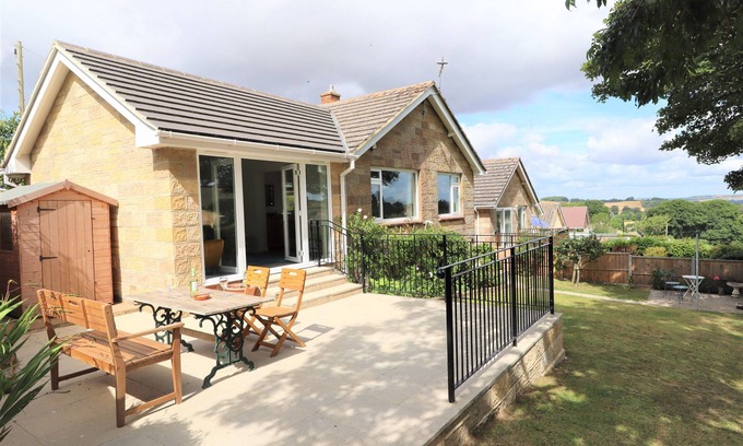 Ventnor Cabaña | Hilltops - a bungalow that sleeps 4 guests in 2 bedrooms