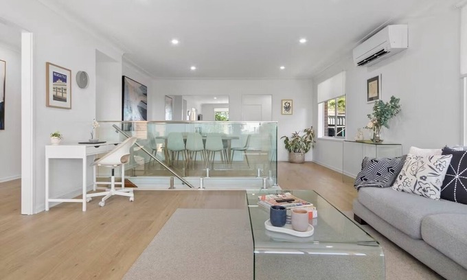 Cooks Hill Casa | Hillview - Walk to City & Beach - Free Parking