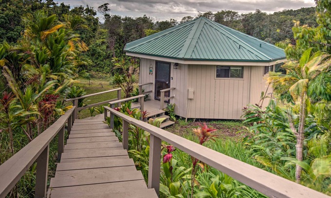 Hilo Apartamento | ¡NUEVO! Retiro de parejas de Hilo ~ 6 millas a la playa de Honoli'i!