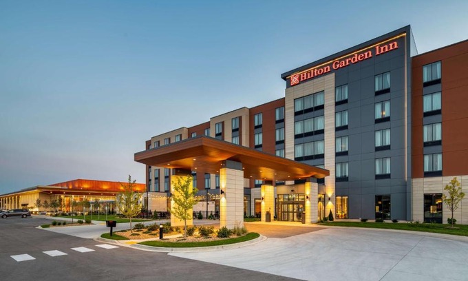 Brookfield Hotel | Hilton Garden Inn Milwaukee Brookfield Conference Center