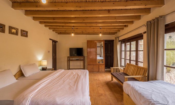Leh Casa | Himalayan Jewel villa Private room w garden by Roamhome