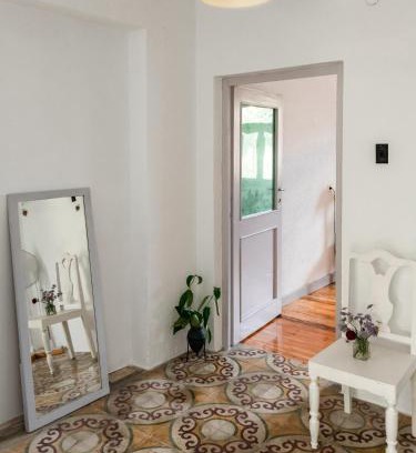 Himare Hostal | Himara Hostel