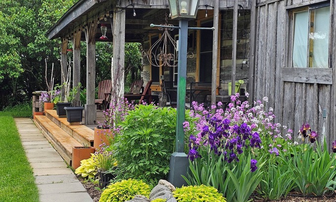 Georgian Bluffs Cabina | Hindman House: Quiet restful all-season rural retreat