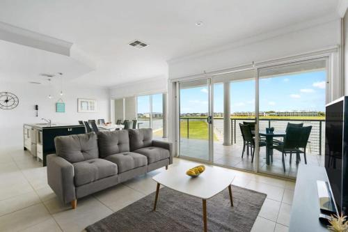 Nangkita Casa | Hindmarsh Island - Linen Included - Waterfront - Luxury