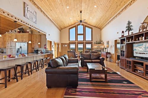 Island Park Casa | Hint of Heaven by KABINO HotTub Air Hockey Firepit Fishing Trails Yellowstone Free WiFi