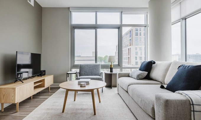 Woodmont Triangle Apartamento | Hip Bethesda 2BR w/ Roof Pool & Coffee Lounge, nr Metro, by Blueground