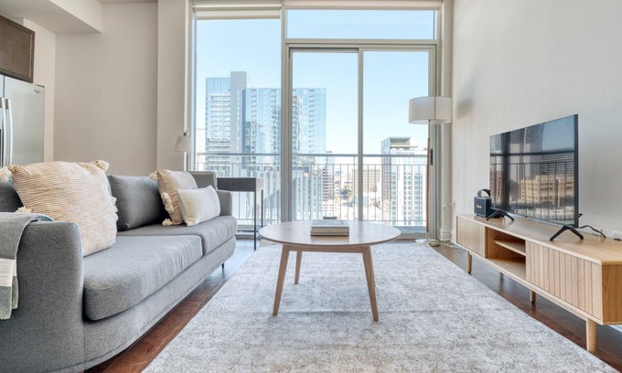Waller Creek District Apartamento | Hip Downtown Austin 1BR w/ Gym, Pool & W/D, nr Rainey St, by Blueground