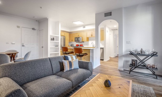 Hollywood Apartamento | Hip Hollywood 2BR w/ Gym, Pool, Spa, walk to Sunset Blvd, by Blueground