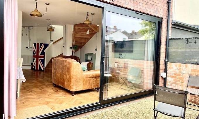 Southville Casa | Hip Industrial Style Southville House & Courtyard