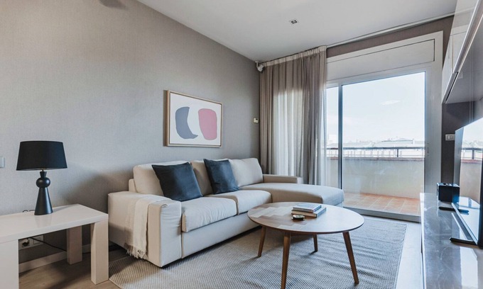 La Maternitat i Sant Ramon Apartamento | Hip Les Corts 3BR w/ Swimming Pool & Parking, by Blueground