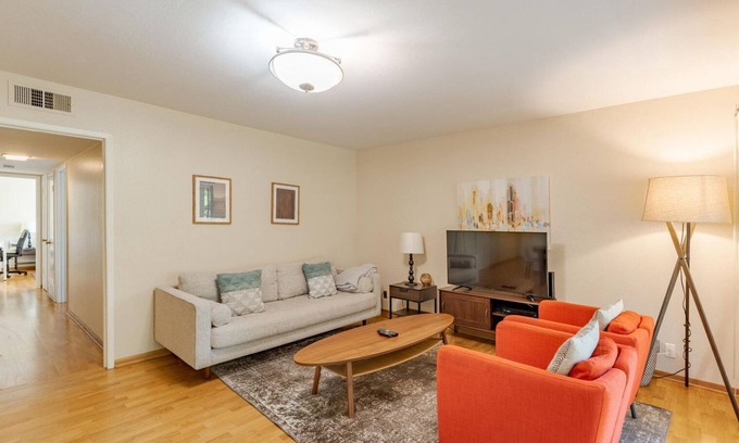 Sharon Heights Apartamento | Hip Menlo Park 3BR w/ Pool + Patio, nr Great Schools, by Blueground