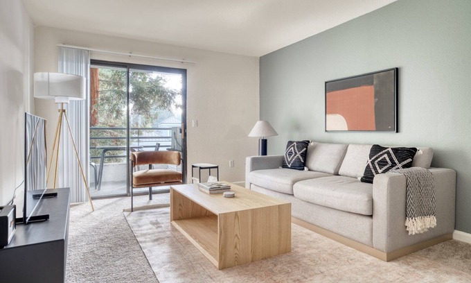 River Oaks Apartamento | Hip North San Jose 1BR w/ W/D, Pool & Gym, nr tech HQs, by Blueground