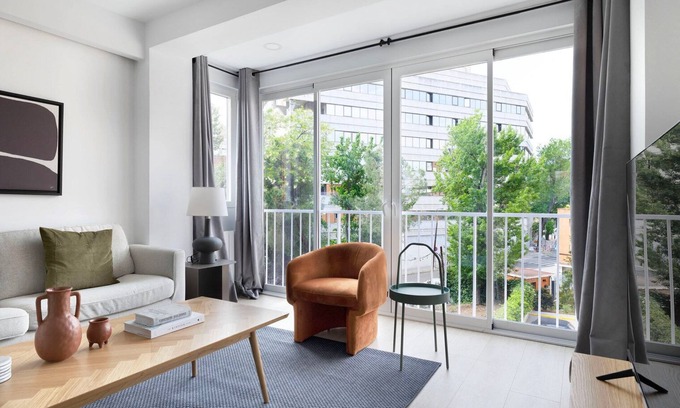 Nueva España Apartamento | Hip Nueva España 2BR w/ Doorman, in Chamartín, by Blueground