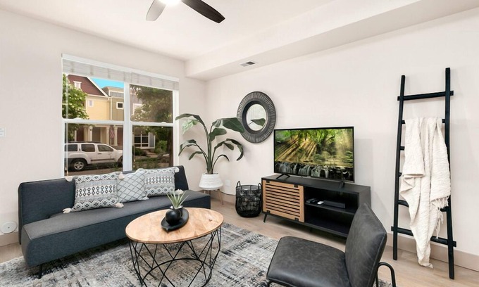 Old Town North Casa | Hip Old Town North Gem! Near Breweries and River!