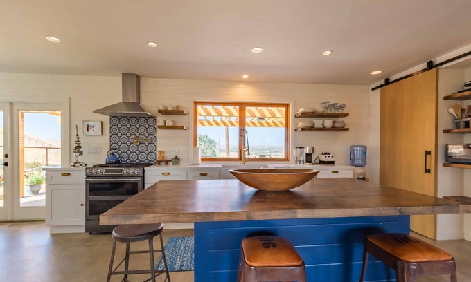 Paso Robles Casa | Hip Renovated Ranch w/Awesome Views, Fire Pit, BBQ & Great Entertainment Space.